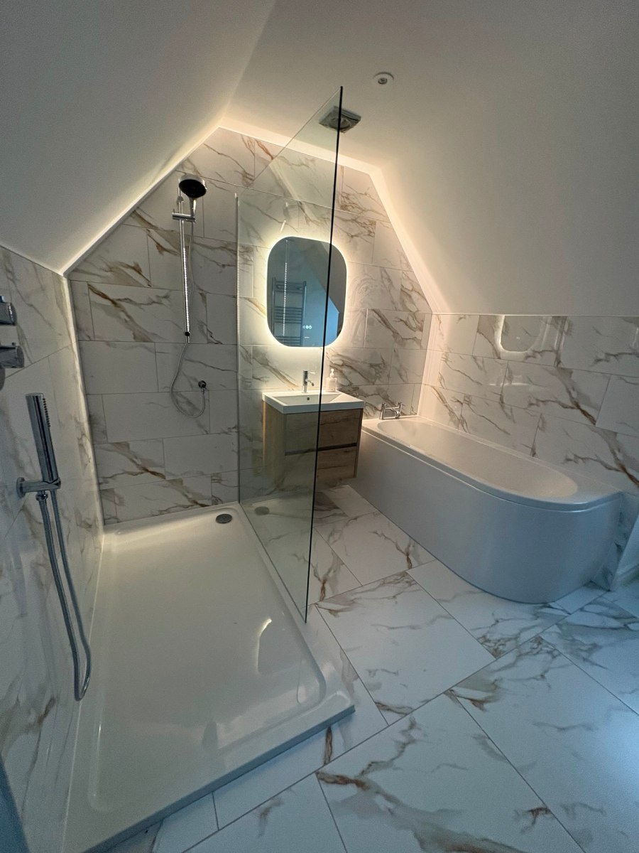 Loft bathroom with marble tiles, walk-in shower and freestanding bath